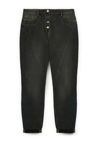 Vaqueros de mezclilla negra con un acabado ligeramente desgastado, cinco bolsillos y una bragueta de botones. Los dobladillos tienen costuras en contraste.