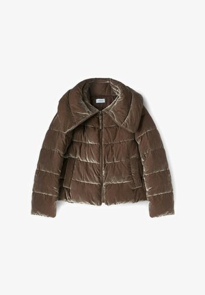 Bruine, gewatteerde pufferjack met een brede kraag, gemaakt van zacht materiaal, voorzien van een rits en zijzakken.