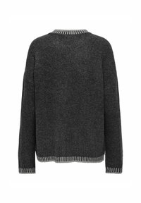 Pull en tricot gris foncé avec poignets, ourlet et encolure ronde côtelés gris clair, vu de dos.