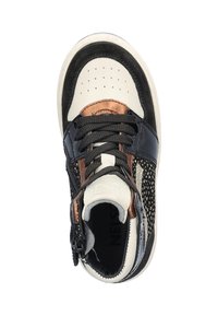 Hoge sneakers met zwart en crèmekleurig leer, en koperen accenten, textuur op de zijkanten en zwarte veters. Geperforeerd teengebied.