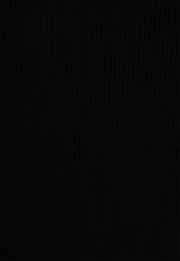 Tejido de color negro con acanaladura, que presenta un patrón de textura fina. El material parece elástico, con líneas verticales consistentes en toda su superficie.