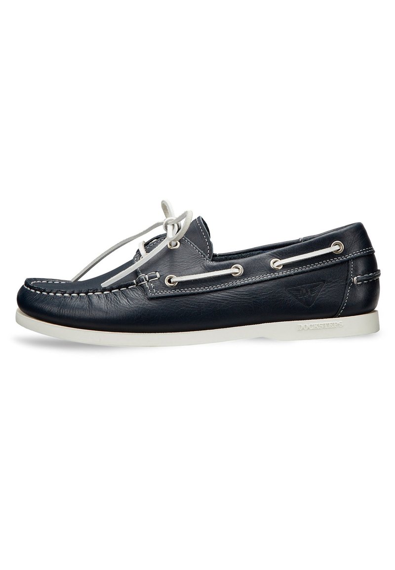 Scarpe da barca in pelle blu navy con punta arrotondata, lacci bianchi e cuciture a contrasto. Presentano una suola in gomma bianca e occhielli in metallo.