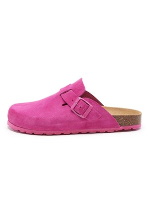 Sabot en daim rose vif à enfiler avec boucle réglable, semelle en liège et semelle extérieure texturée rose, vu de côté sur fond blanc.