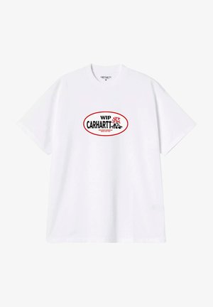 Camiseta blanca de manga corta con un logo ovalado rojo y negro que dice "WIP CARHARTT" y un gráfico de volcán con explosiones de lava roja.
