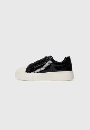 Lave sneakers med sort blank krokodillemønster, beige gummisåle og tåhette, sorte snørebånd og gull "Armani Exchange" merkevare på siden.