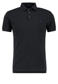 Svart pikétröja i bomull med knappslå med tre knappar, korta ärmar och ett litet lila emblem på vänster bröst.