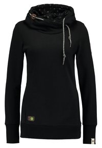 Svart långärmad huvtröja med hög, lös kappa, grå dragband och små bruna och gröna lappar på ärm och framsidan.