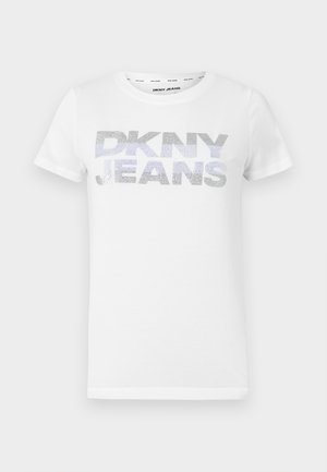 T-shirt bianca in cotone con la scritta "DKNY JEANS" in grandi lettere argentate glitterate sul davanti. Maniche corte, scollo rotondo.