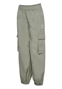 Lichtgroene cargobroek met elastische tailleband en boorden, voorzien van twee zijvakjes en een klein logo aan de voorkant.