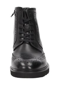 Stivali brogue in pelle nera con intricate perforazioni, cuciture simmetriche e zip frontale. Suola robusta con finitura texturizzata.