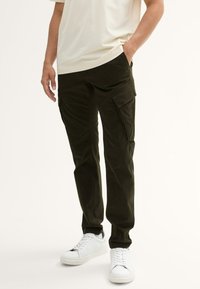 TOM TAILOR WEICHE TAPERED - Cargohose - dark rosin green