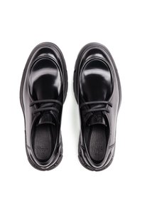 Schwarze Lederschuhe mit glänzender Oberfläche, runder Zehenform und dicker Gummisohle. Ausgestattet mit schwarzen Schnürsenkeln und strukturierten Innensohlen.