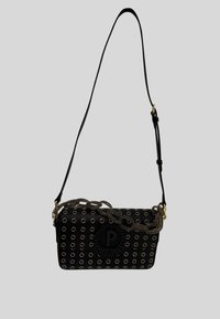 Borsa a mano nera con motivi a occhielli rotondi, caratterizzata da un logo in rilievo, accentata da catena e dotata di una tracolla regolabile. Superficie texturizzata con una finitura liscia.