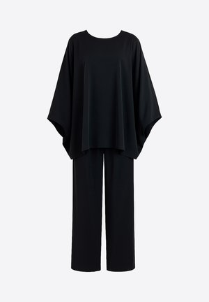 Czarny dwuczęściowy strój składający się z luźnej góry z okrągłym dekoltem i szerokimi rękawami, zestawiony z prostymi spodniami wykonanymi z gładkiej tkaniny.