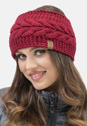 Fascia in maglia rossa con un motivo a treccia texturizzato e un piccolo dettaglio in pelle. Adatta per calore e stile nei periodi freddi.