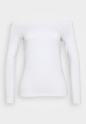 Top blanco de manga larga y hombros al aire, hecho de algodón suave. Presenta una silueta ajustada y una textura suave con un acabado limpio en el dobladillo.