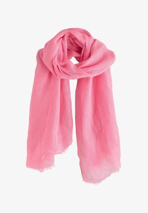 Miękki, lekki różowy szalik luźno zawiązany w węzeł, z postrzępionymi krawędziami, prezentowany na białym tle.