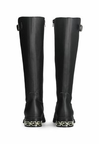 Zwarte leren kniehoge laarzen met een gladde textuur, voorzien van ritssluitingen aan de zijkant en decoratieve zilveren hardware op de hakken.