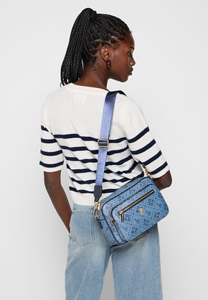 Bolso bandolera azul con patrón, herrajes dorados y acabado texturizado. Cuenta con correa ajustable y dos compartimentos con cremallera.