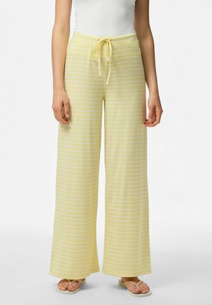 Pantalons larges à rayures jaunes avec une taille élastique, fabriqués en tissu doux. Les rayures sont d'une teinte jaune plus claire par rapport à la couleur de base.