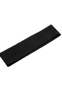 Bandeau élastique en tissu noir plié à plat sur un fond blanc.