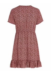 Vestido de mangas cortas con un estampado floral en tonos rosas sobre un fondo marrón. Presenta una cintura fruncida y un dobladillo con volantes en la falda.