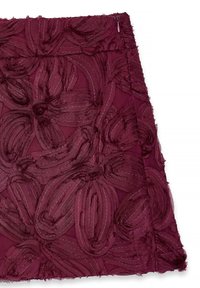 Bordová sukňa s textúrovanou kvetinovou výšivkou a strieborným prešívaním, vybavená bočným zipsom a rozstrapkanými okrajmi.