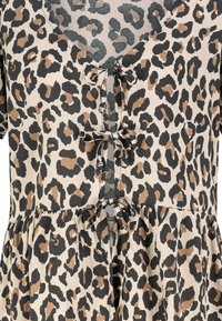 Kleid mit Leopardenmuster in Creme, mit schwarzen und braunen Punkten, kurzen Ärmeln, einem V-Ausschnitt, Knopfdetails und einem gerafften Bund.