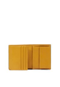 Cartera de cuero amarilla con múltiples ranuras para tarjetas y compartimentos, con un borde azul. Textura suave y diseño minimalista.