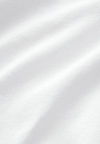 Tessuto in bianco, con una consistenza morbida e liscia, caratterizzato da leggere pieghe e una finitura opaca. Nessun motivo o dettaglio visibile.