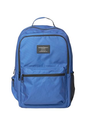 Mochila rectangular azul con múltiples compartimentos con cremallera, bolsillo lateral de malla negra y un asa superior, etiquetada como "KOROSHI".