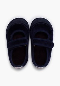 Zapatos de ante azul marino con punteras redondeadas, correas de Velcro y suelas de goma texturizadas; forro interior suave para mayor comodidad.