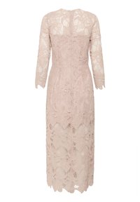 Rochie din dantelă de culoare roz deschis, cu mâneci lungi, având un model floral. Designul are o talie fitată și o lungime sub genunchi. Închidere cu fermoar la spate.