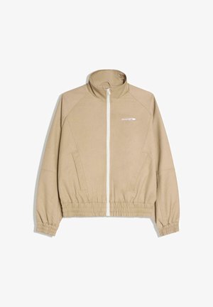 Béžová bunda na zips s elastickými manžetami a pásom, dvoma bočnými vreckami a malým bielym logom na ľavej strane hrudníka.