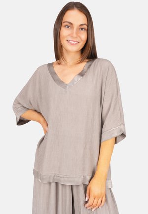 Lockere graue Bluse mit V-Ausschnitt, kurzen Ärmeln und Satinakzenten. Die Textur ist leicht zerknittert, was visuelles Interesse verleiht.