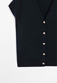 Gilet noir sans manches avec col en V et six boutons ronds dorés sur le devant sur fond blanc.