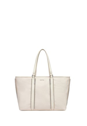 Borsa tote in pelle color crema con due manici, due cerniere verticali frontali e dettagli con borchie argentate lungo i lati.