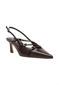 Décolleté in vernice marrone con punta affusolata, dotate di cinturini incrociati e piccoli dettagli in metallo argentato. Tacco di 7,5 cm.