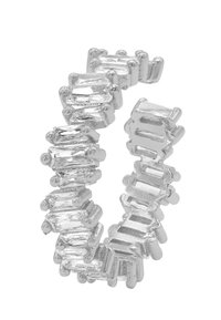 Sølvfarget ring med rektangulære, klare stener i et lenket design. Glatt tekstur med en ensartet form og alternerende steinmønster.