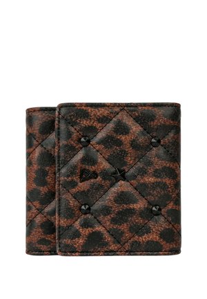 Portafoglio in pelle con stampa leopardata marrone e nera, motivo trapuntato e decorazioni nere con borchie e stelle, mostrato piegato.