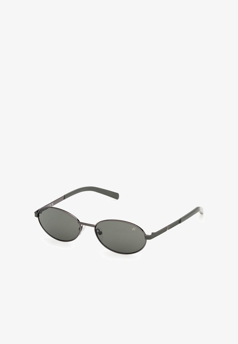 Gafas de sol ovaladas con lentes gris oscuro y una delgada montura metálica. Presentan un sutil texturizado en las patillas y detalles de goma gris en las puntas.