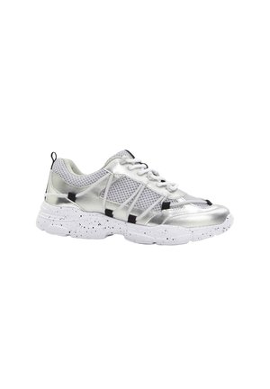 Scarpe da corsa argentate con inserti in rete e accenti metallici, suola bianca a macchie, dettagli neri e colletto imbottito per comfort e supporto.
