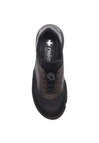 Scarpa in pelle marrone e nera con punta rotonda, chiusura con lacci, pannelli testurizzati e un dettaglio di cucitura a contrasto lungo la suola.