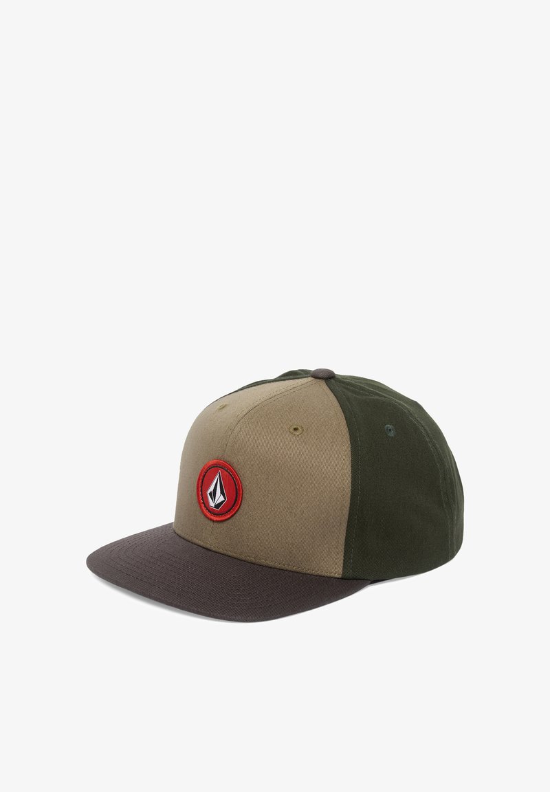 Casquette de baseball bicolore marron et verte avec une visière plate marron et un patch circulaire rouge arborant un logo géométrique noir et blanc sur le panneau avant.