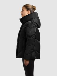 Schwarze Steppdaunenjacke mit hohem Kragen und großer Kapuze. Mit gesteppter Optik, Seitentaschen und einem Logoaufnäher am linken Ärmel.