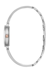 Montre en métal argenté avec un boîtier rond, dotée d'un bouton en or rose. Le bracelet présente un design élégant avec des maillons articulés et de petits détails en noir.