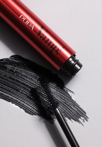 Tubetto cilindrico rosso di mascara con l'etichetta "Pupa Vamp! Sexy Lashes" accanto a una linea liscia di mascara nero e a un pennello nero.
