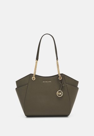 Olivengrøn håndtaske fra Michael Kors med et struktureret design, kæde- og læderstropper, gulddetaljer og et hængende logocharme.