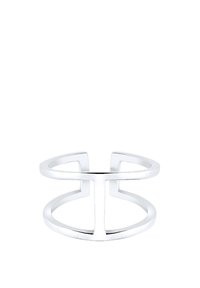 Pulsera de muñeca de metal plateado que presenta un diseño geométrico abierto con dos barras verticales y una forma redondeada; acabado pulido, textura suave.