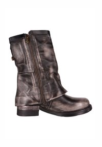 Metalen bruine leren enkellaars met een zijrits, een omgevouwen kraag, een lage blokhak en een gestructureerd oppervlak, met een doorleefde afwerking.